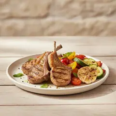 Costolette d'agnello marinate con ortaggi grigliati