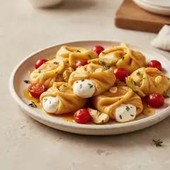 Fagottini con burrata, carciofi e sugo di pomodoro