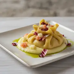 Fagottino di pasta fresca al salmone, toma e radicchio su crema di patate