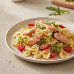 Farfalle con salmone, rucola e pomodorini