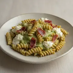 Fusilli ai ceci con crema di ortiche, speck e stracchino