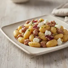 Gnocchetti con salsiccia, caprino e radicchio