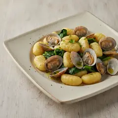 Gnocchi alle vongole e cime di rapa