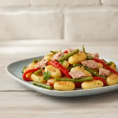 Gnocchi con verdure di stagione e tonno