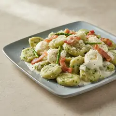 Gnocchi di asparagi con crema di burrata e pancetta