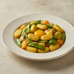 Gnocchi di farina di ceci con taccole e pomodorini gialli
