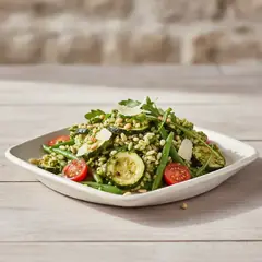 Insalata di orzo con pesto di rucola, fagiolini e zucchine