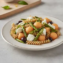 Insalata di pasta con asparagi, melone e caprino