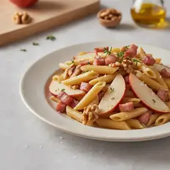 Insalata di pasta con pere, pancetta e noci