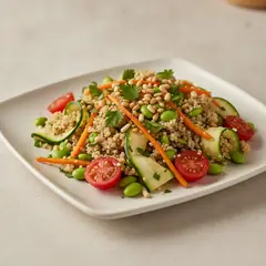 Insalata di quinoa con edamame e verdure