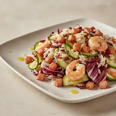 Insalata di riso basmati e rosso e cubetti di pancetta dolce