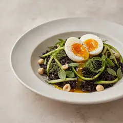 Insalata di riso con erbe aromatiche e uovo morbido
