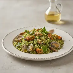 Insalata di riso con pesto di prezzemolo e frutti di mare