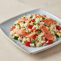 Insalata di riso con salmone e verdure