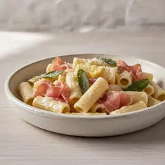 Maccheroncini al pettine con culatello e crema al parmigiano