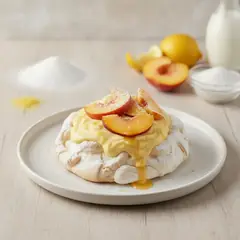Meringa con crema pasticcera e pesche