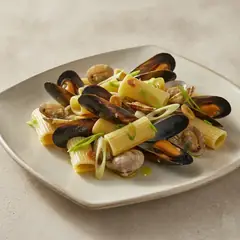 Mezze maniche con cozze e vongole al lemongrass