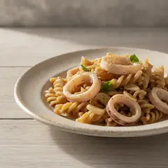 Mezze penne integrali con totani al vino bianco