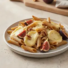 Mezze penne integrali gratinate con tomino, fichi e noci