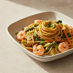 Noodles con gamberi e verdure