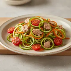 Noodles di zucchine e carote con tonno e pomodoro