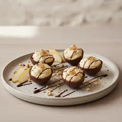 Ovetti di cioccolato ripieni di mousse alla pera