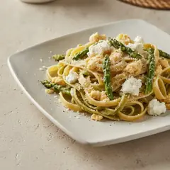 Paglia e fieno con asparagi e uova