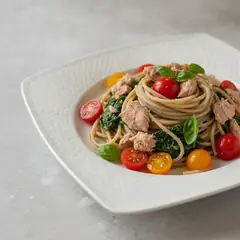 Pasta al tonno, erbette e pomodorini