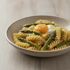 Pasta con asparagi e crema d'uovo