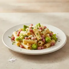 Pasta con broccolo romanesco e pancetta