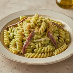 Pasta con crema di zucchine, acciughe e pangrattato