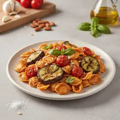 Pasta con pesto alla trapanese, melanzane grigliate e pomodorini confit