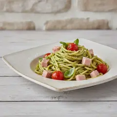 Pasta con pesto di ricotta e tonno crudo