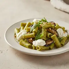 Pasta con pesto di rucola, melanzane sott'olio e stracciatella