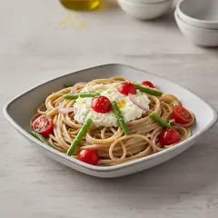 Pasta con ricotta, fagiolini e pomodori freschi