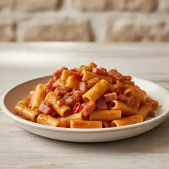 Pasta con salsa alla pancetta affumicata