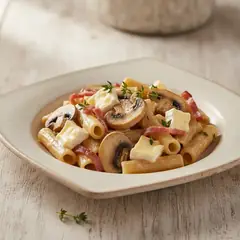 Pasta cremosa funghi, speck e brie