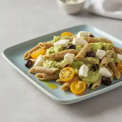 Penne di legumi con crema di avocado e mozzarella