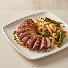 Petto d'anatra marinato con verdure