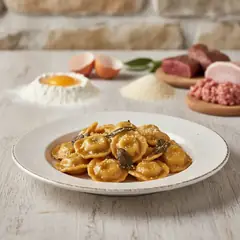 Ravioli del plin con fondo bruno