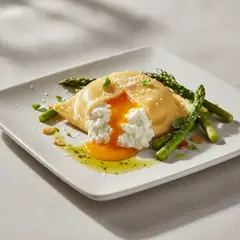 Raviolone al tuorlo fondente con ricotta e asparagi