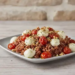 Riso rosso e cereali con bufala e pomodorini arrosto
