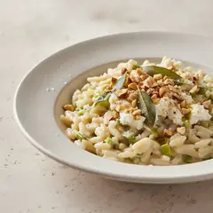 Risoni ai porri, robiola e nocciole