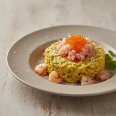 Risotto al curry con latte di cocco e tartare di gamberi