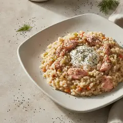 Risotto al salmone, crema di robiola e semi di papavero