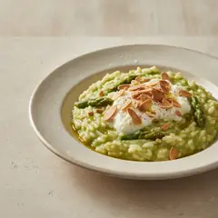 Risotto con crema di asparagi e mandorle tostate