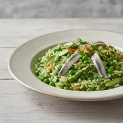 Risotto con crema di spinaci, asparagi, piselli e alici