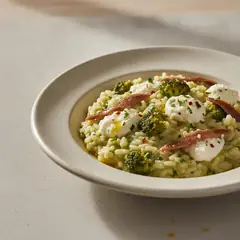 Risotto con stracchino, broccoli e acciughe