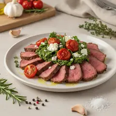 Roast beef con pesto di rucola, pomodorini e caprino