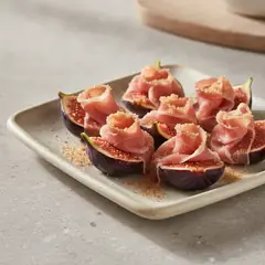 Roselline di prosciutto crudo su fichi
